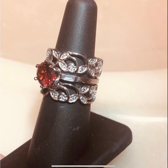 🌹Beautiful 3-Ring Garnet Solitaire and Double Filigree Bands - Picture 10 of 10
